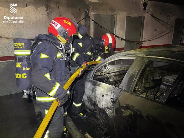 Atendido un bombero por agotamiento por calor en el incendio de un parking en Moncofa (Castellón)