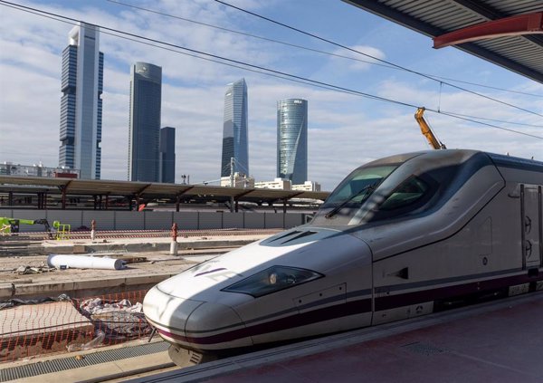 Renfe retomará mañana la circulación entre Madrid-Galicia si el incendio está controlado