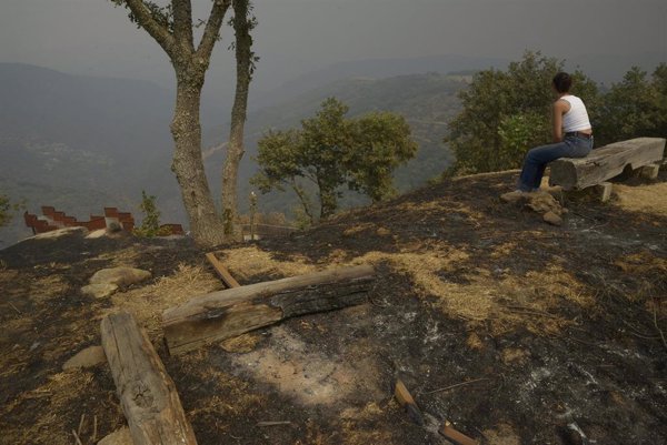 Monterrei (Ourense) sufre una noche de evacuaciones y confinamientos por el fuego
