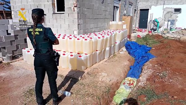 Cuatro detenidos, uno menor, al desmantelar una finca que almacenaba 600 garrafas para narcolanchas en Cádiz