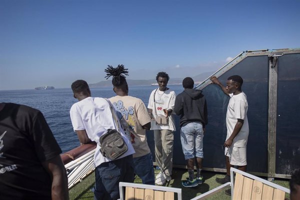 Casi medio centenar de jóvenes migrantes del CETI de Ceuta parten hacia Algeciras (Cádiz)