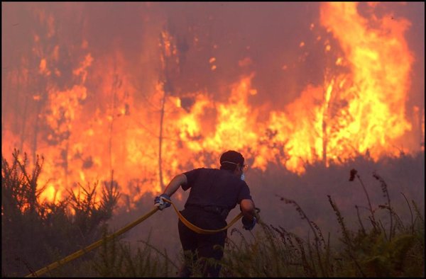 Enfermeros recuerdan que ante un incendio hay que buscar un lugar seguro, alejándose cuesta abajo y contra el viento