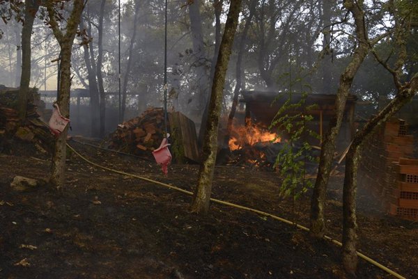 Desalojados 40 vecinos de Viana do Bolo y confinados más de 250 personas en Oímbra y Monterrei