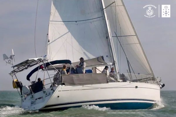 Remolcan un velero con seis tripulantes que sufrió una vía de agua a 70 millas de Ribadeo (Lugo)