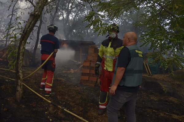 Arden casas y coches en Monterrei(Ourense): 