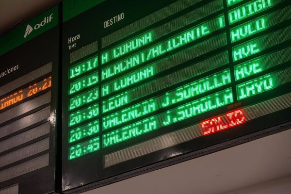Cancelada de forma definitiva para todo el día la circulación de trenes entre Galicia y Madrid por el fuego