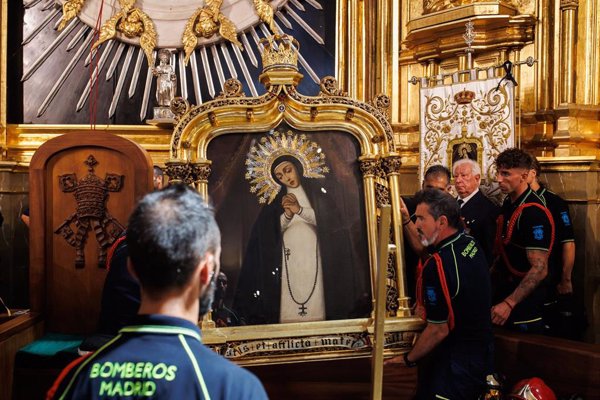 Día grande de la Paloma en Madrid: la patrona de los bomberos desciende en un verano marcado por los incendios