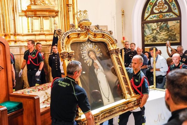 Almeida pide a la Paloma protección para todos los madrileños en un día de 