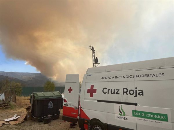 Los evacuados por el incendio en Jarilla podrán regresar a sus hogares, aunque Casas del Monte sigue confinada