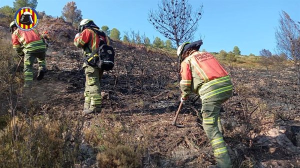 Los personas desalojadas por el incendio de Teresa de Cofrentes pueden volver a casa y se desactiva la UME