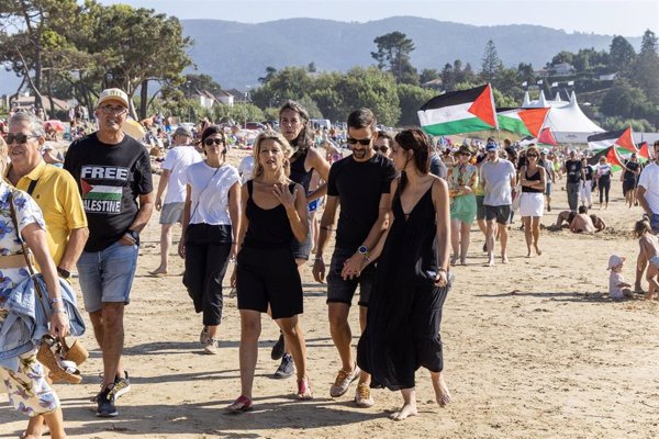 Yolanda Díaz participa en una marcha por Praia América, en Nigrán (Pontevedra), en apoyo a Palestina