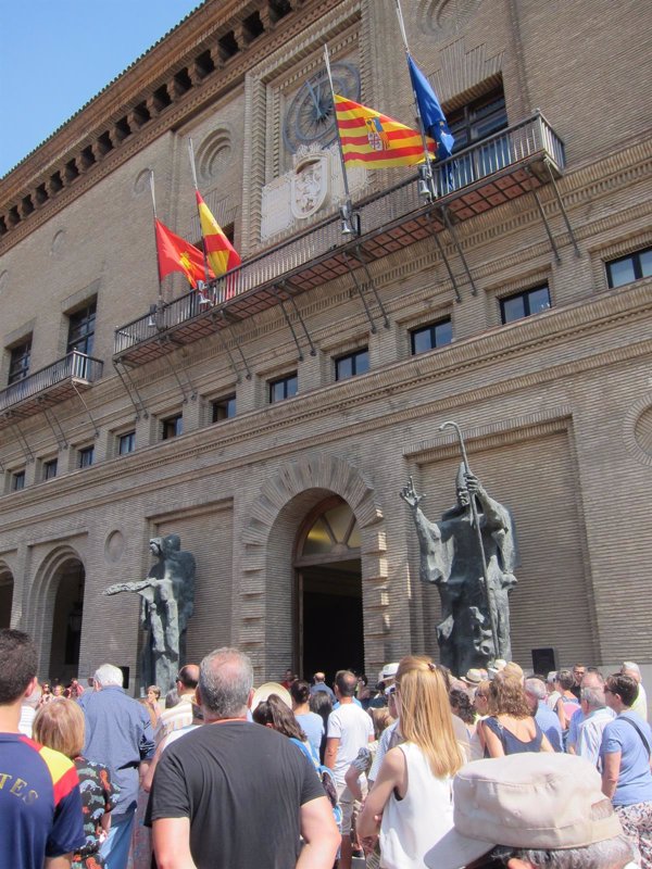Aragón decreta tres día de luto y las banderas ondearán hasta media asta con crespón por la muerte de Lambán