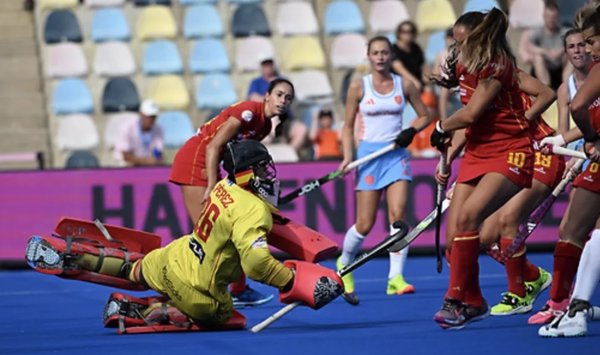Las 'RedSticks' sufren el penalti-córner de Yibbi Jansen y optarán al bronce europeo