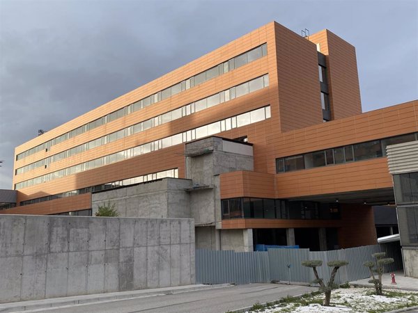 Dos heridos graves tras caer desde un parapente a una zona de difícil acceso en Alarilla (Guadalajara)