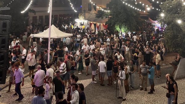 La idea de que Madrid no se vacía en verano cobra fuerza: más gente en el Metro, en museos e incluso en las verbenas