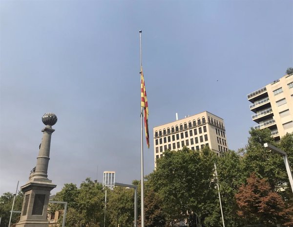 Las banderas en Aragón ondean a media asta con crespón por la muerte de Lambán