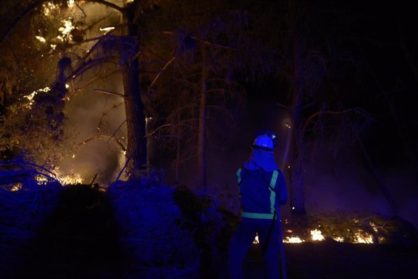 Casi 70 personas siguen confinadas este sábado tras otra noche de lucha contra el fuego en Ourense