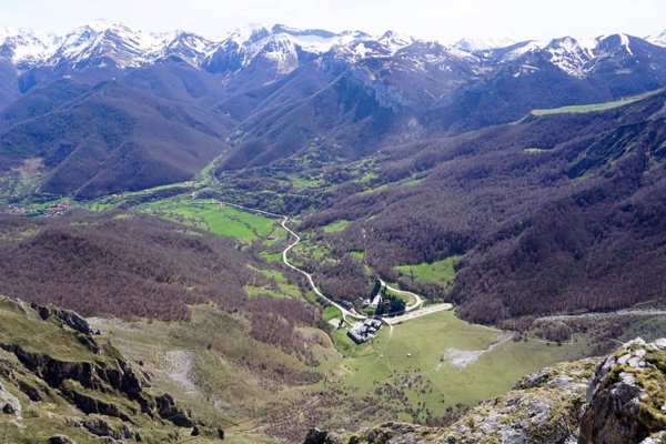 Cantabria cierra la estación de Fuente Dé por el humo de los incendios en Picos de Europa