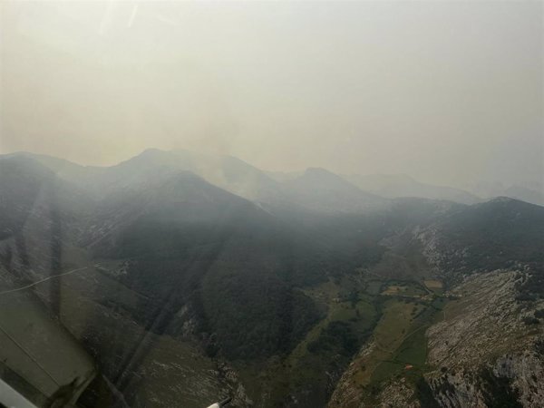 Cantabria mantiene controlado el incendio en Bejes y está 