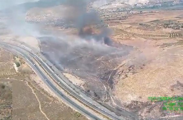 Declarado un incendio en Padúl (Granada) que provoca el cierre del carril derecho de la A-44 hacia Jaén