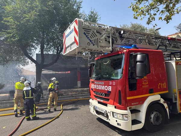 Sofocado un incendio de pasto en Humanes (Madrid) junto a una nave de almacenaje de productos para bazares