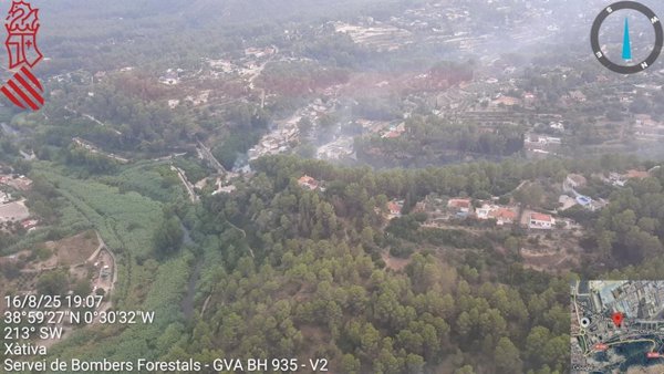 Desalojan una residencia de ancianos por un incendio forestal en Xàtiva (Valencia)