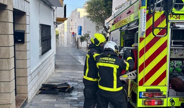 Una docena de desalojados por el incendio en un garaje comunitario en Ubrique (Cádiz)