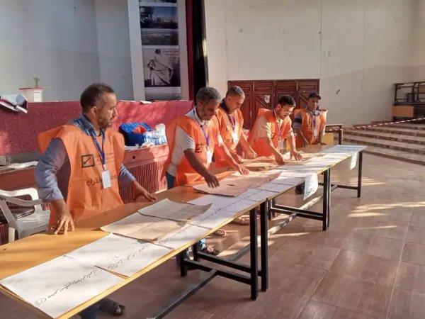 Miles de libios participan en unas elecciones locales boicoteadas por el Gobierno del este del país