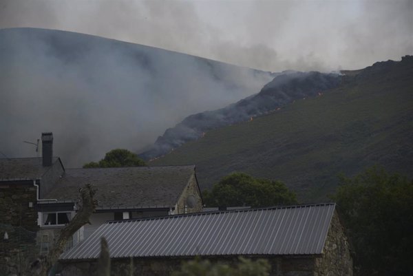 La calidad del aire se mantiene entre regular y pésima en Ourense y Lugo a causa de los incendios forestales