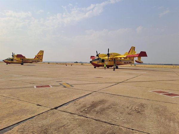 Los dos aviones cisterna italianos refuerzan el operativo contra el incendio de Barniedo de la Reina (León)