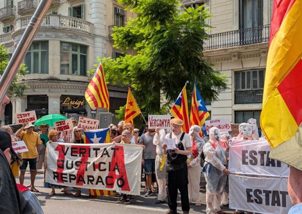 Unos 150 concentrados en Barcelona piden 