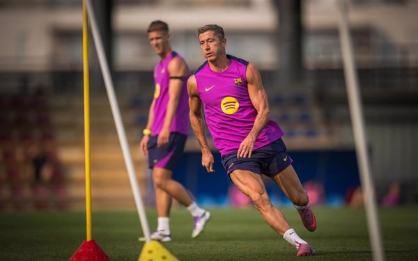 El delantero azulgrana Lewandowski se une al grupo y apunta al Levante