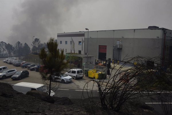 Reparten agua embotellada en A Rúa y Petín (Ourense), que permanecen sin agua potable durante el incendio
