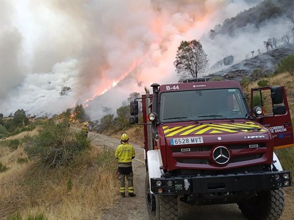 El helicóptero, con base en Ejea, reanuda sus labores de extinción de los incendios en León