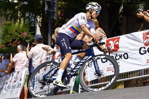 Movistar presenta su equipo para La Vuelta con la baja de Enric Mas pero con un bloque sólido