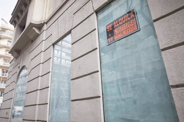 Los españoles deben dedicar más de la mitad de su salario para pagar un alquiler, según pisos.com