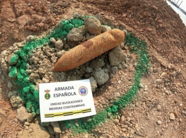 La Armada neutraliza una bomba de aviación hallada en los trabajos de la draga en el Puerto de Valencia