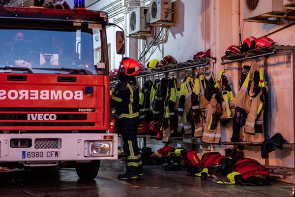 Bomberos trabajan en la extinción de un incendio cercano a la estación depuradora de aguas de Huelva