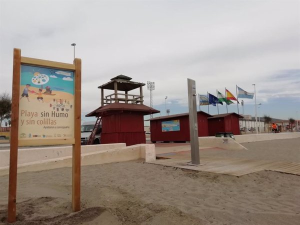 Reabre con bandera amarilla la playa de Santa Bárbara en La Línea (Cádiz) tras avistarse ejemplares de dragón azul