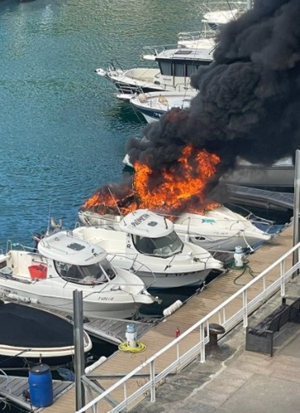 Una embarcación, consumida por el fuego en Luarca (Asturias)
