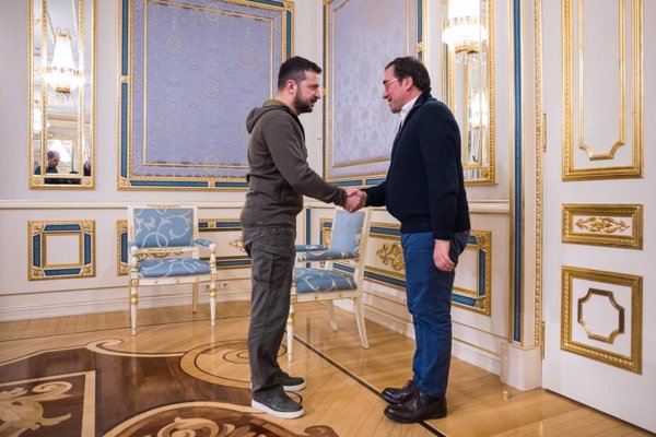 Albares traslada a Ucrania el apoyo de España a su integración en la UE, poco antes de la reunión entre Trump y Zelenski