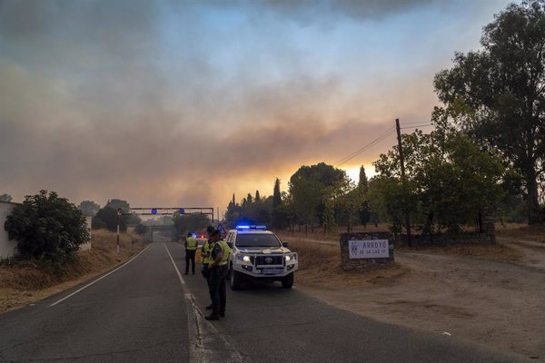 El fuego mantiene cortadas 17 carreteras, la mayoría en León y Cáceres