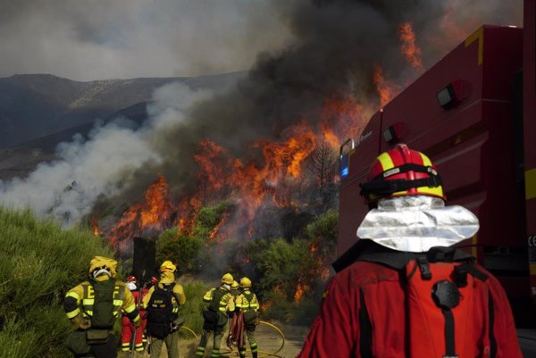 El incendio de Jarilla (Cáceres) supera las 15.000 hectáreas a la espera de añadir este martes más medios aéreos