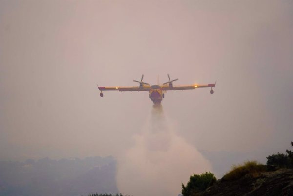 18 dotaciones de Bomberos han trabajado toda la noche para controlar el incendio en Colmenar Viejo (C. Madrid)