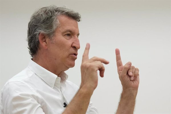 Feijóo pide aclaraciones al Gobierno por la diferencia de efectivos que custodian las residencias de Zapatero y Rajoy