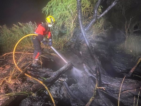 Bomberos de Cuenca sofocan fuegos en Ballesteros y Mohorte con ayuda del Infocam y de agricultores de la zona