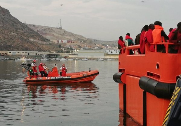 Cruz Roja atiende a 170 migrantes llegados en diez pateras desde el pasado domingo a Almería