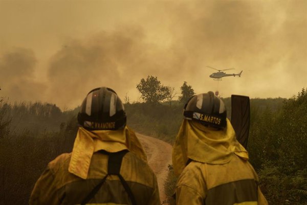 Continúan ingresados en A Coruña con pronóstico grave los tres brigadistas y el bombero heridos este lunes