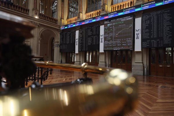 El Ibex 35 toma impulso en la media sesión al avanzar un 0,4% y alcanzar los 15.300 enteros