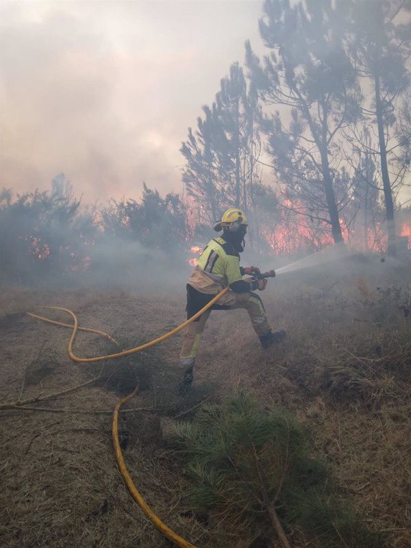 Consorcio Provincial Contraincendios de A Coruña refuerza su operativo en Ourense, que pasa de 12 a 16 bomberos